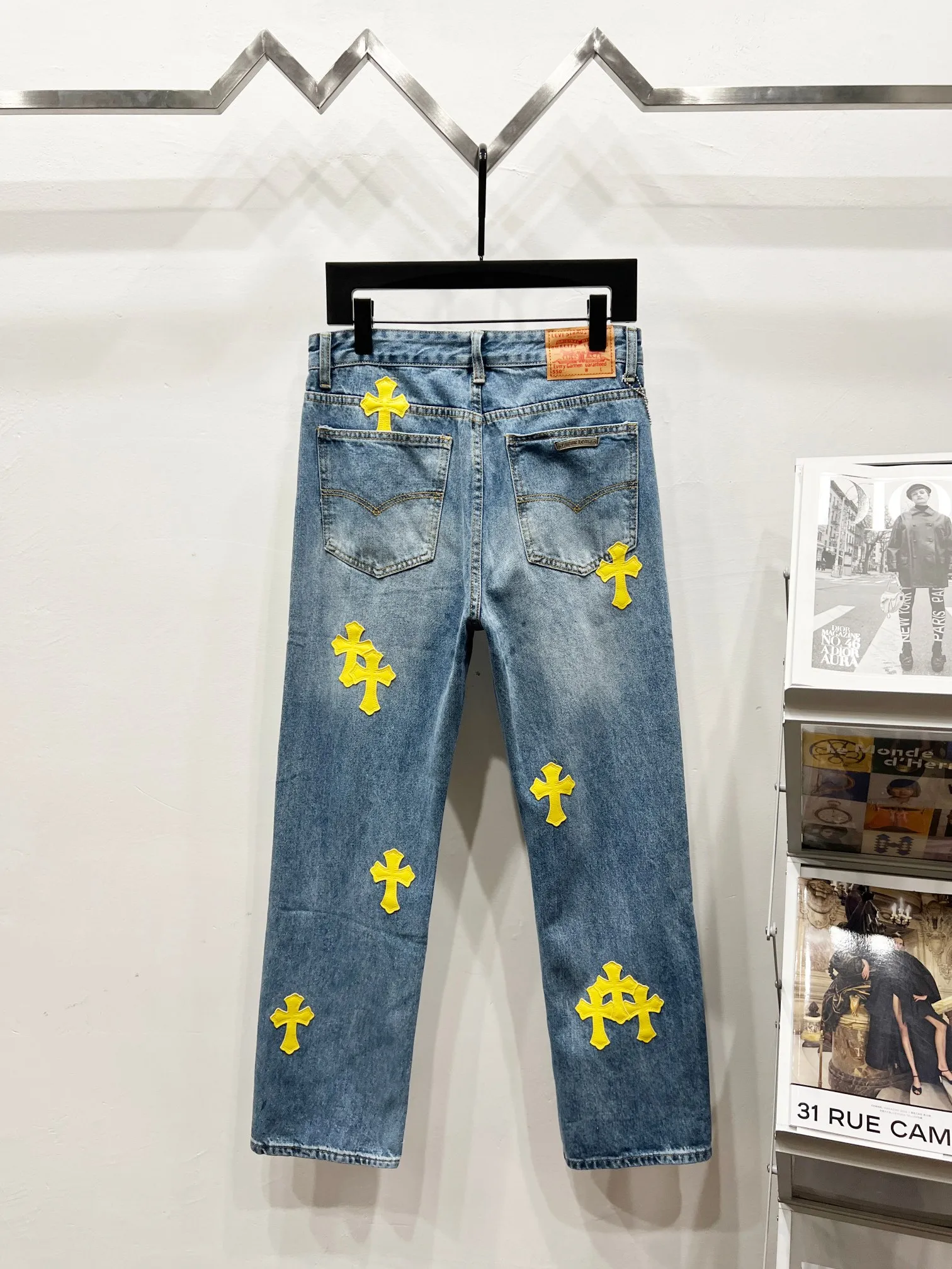 P240 Style number: (K1170) Chrome hearts & Chrome hearts High-end Chrome hearts blue and yellow leather cross patchwork leather jeans, the same style as the trendy uncle. Original hardware accessories, washed and other elevators, QR code analysis are all purchased from the original factory, high degree of restoration, you are welcome to compare the products ~ Three-dimensional version Loose and comfortable, not picky about the figure, taller and slimmer, factory Seiko, original factory quality control, same style for men and women, can be matched with couples, versatile recommendation, must-have jeans for all seasons, fashionable people have been disappointed From the quality selection of fabrics, the tailoring of details, and the matching of patterns, everything is impeccable! The upper body is so handsome when worn...it can be easily worn by men, women and children! The craftsmanship uses heavy-duty washed pure cotton denim fabric. After washing, it is soft and thick. It is very stylish when worn on the body. Size: 28, 30, 32, 34 Color: blue yellow leather